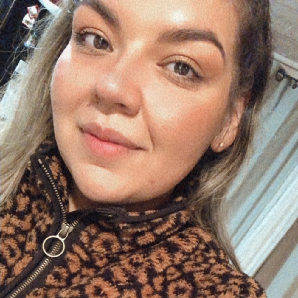 Meet your Posher, Claudia